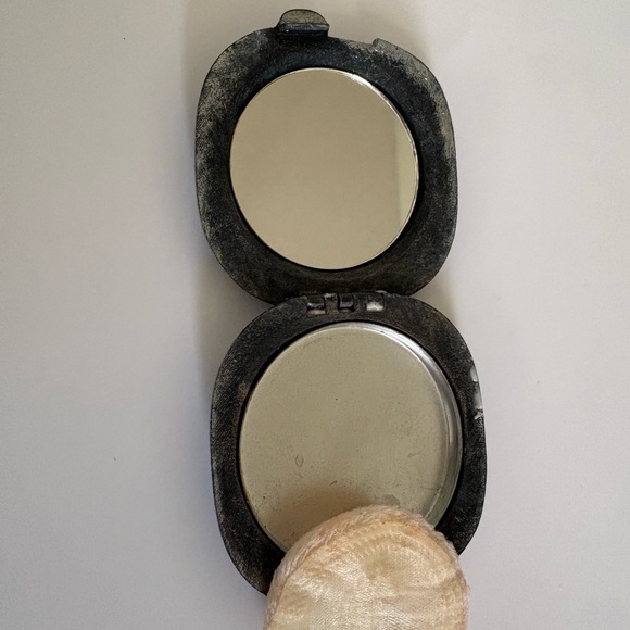 Vintage Jafra Cosmetics Pewter Pressed Powder compact and Monet mirror compact - Picture 6 of 7